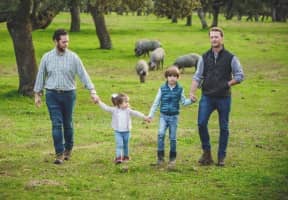 Ganaderos con una niña y con un niño