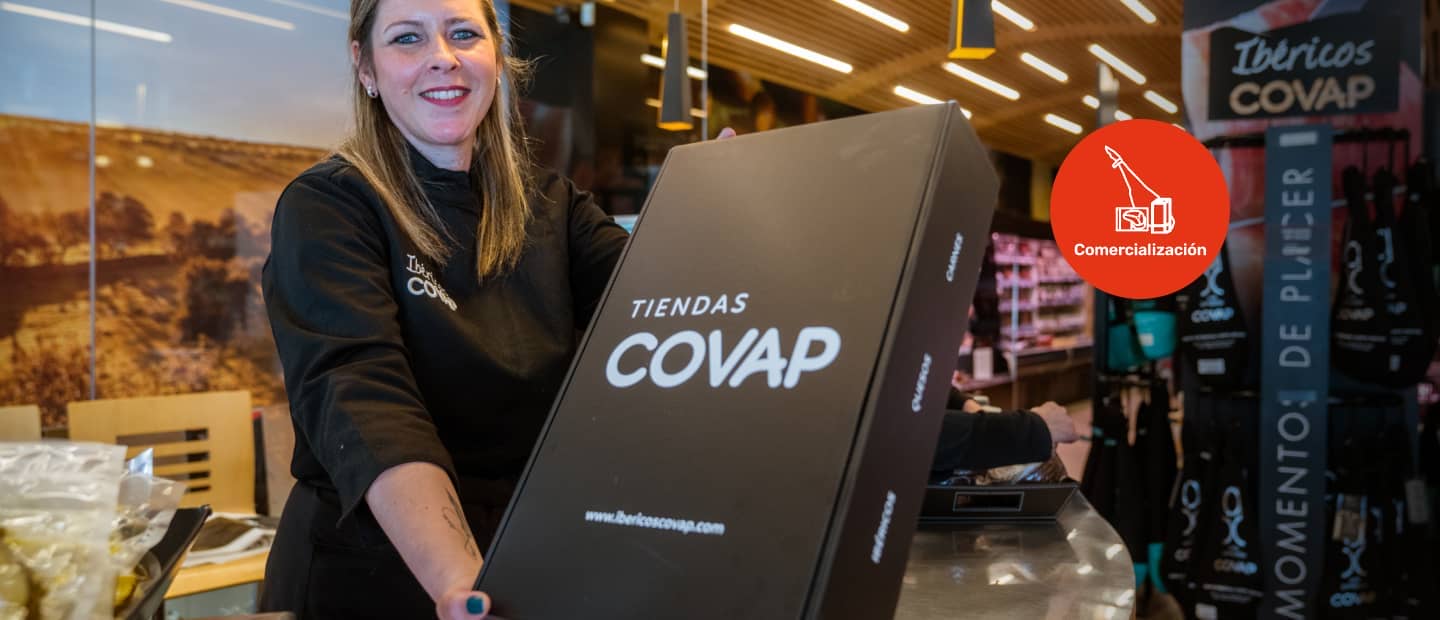 Una empleada de tiendas COVAP