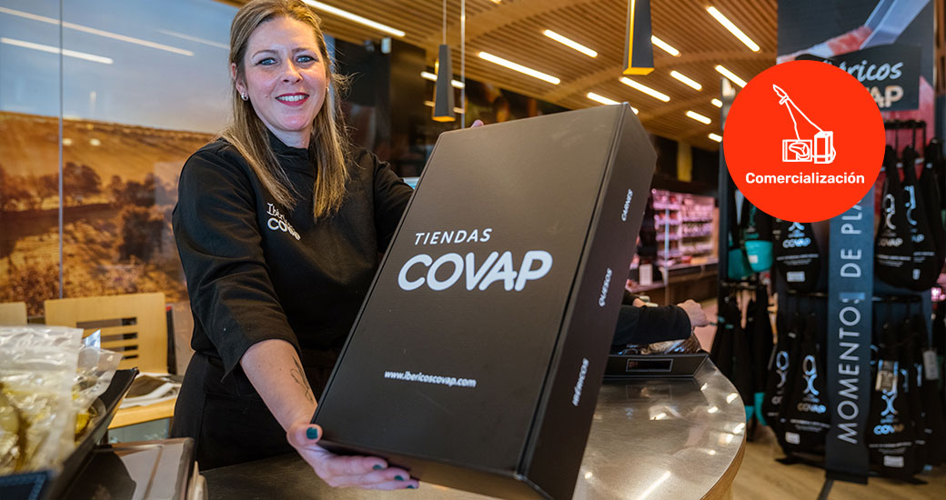 Una empleada de tiendas COVAP