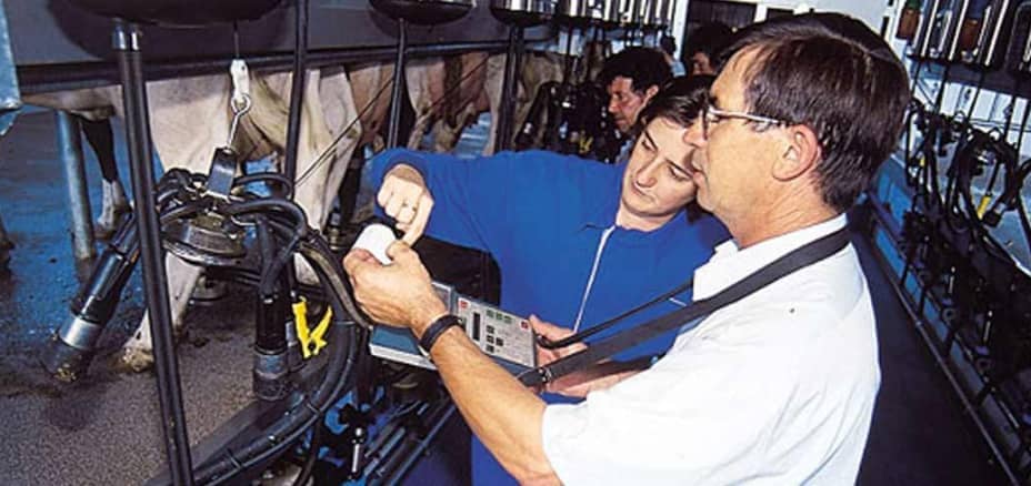 Los primeros socios asistiendo a la inauguración de la fábrica de piensos