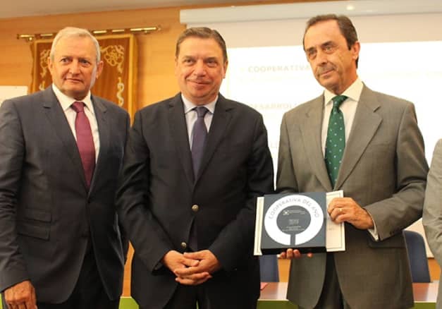 Tres hombres en traje recibiendo un certificado