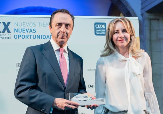 Un chico y una chica recogiendo un premio