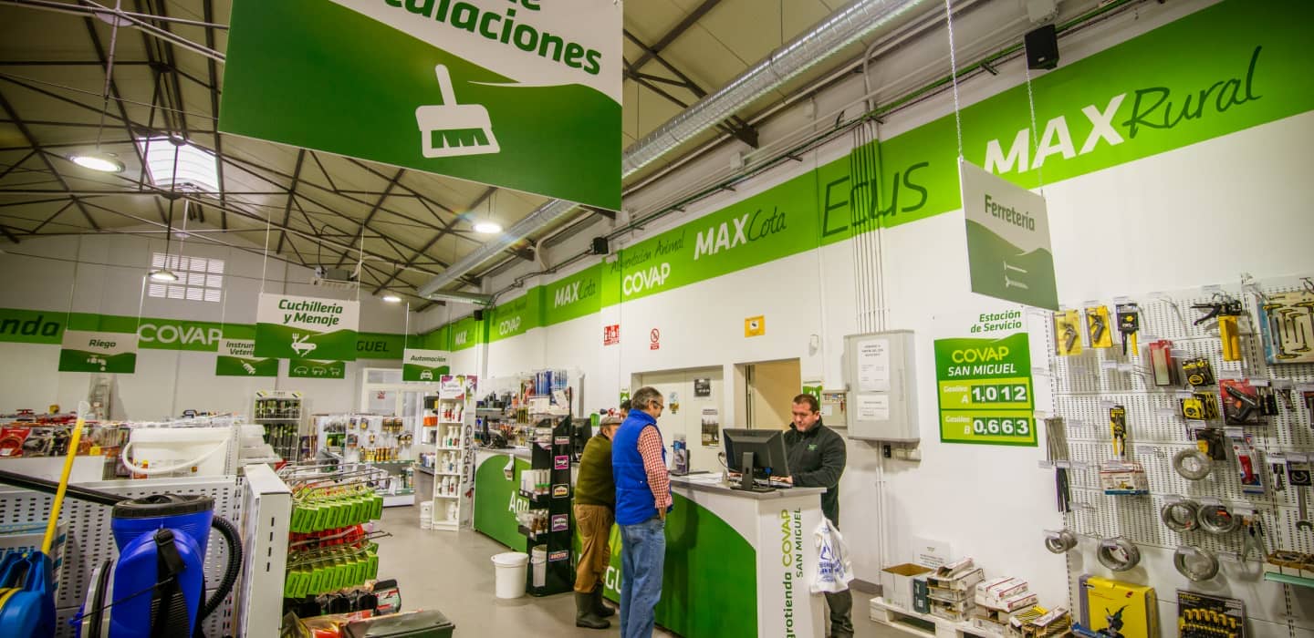 El interior de una de las tiendas Max RURAL relacionadas con COVAP